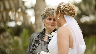 What are the duties of a mother of the bride?