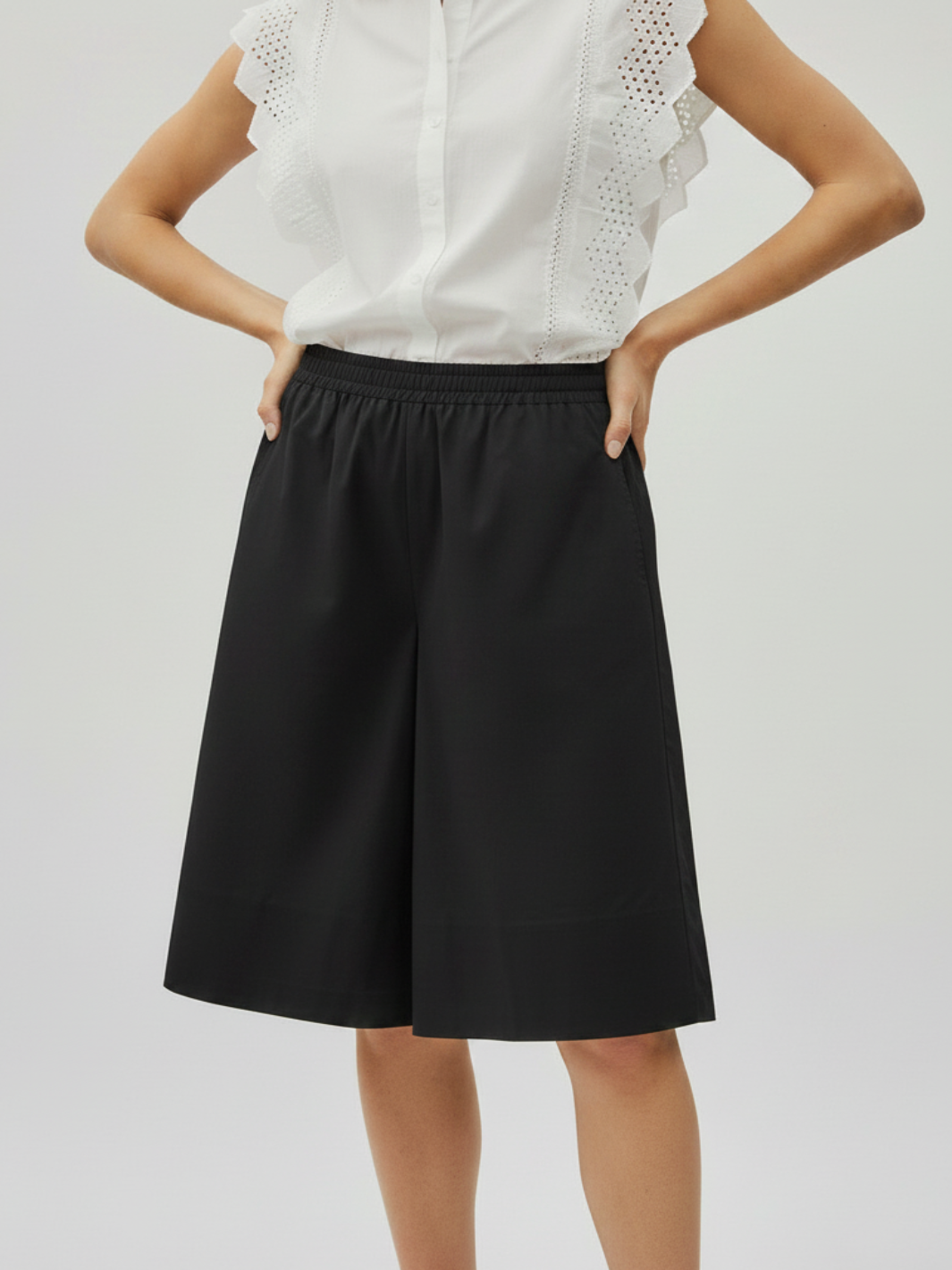 Freequent Bermuda Shorts In Black 208186-Nicola Ross