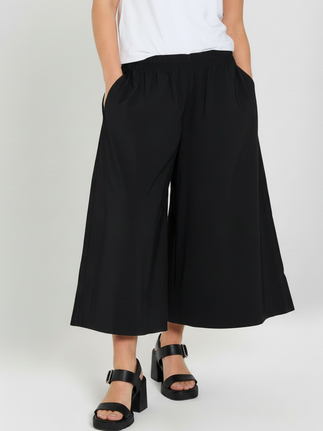 Freequent Wide Leg Bermuda Trousers In Black 206770-Nicola Ross