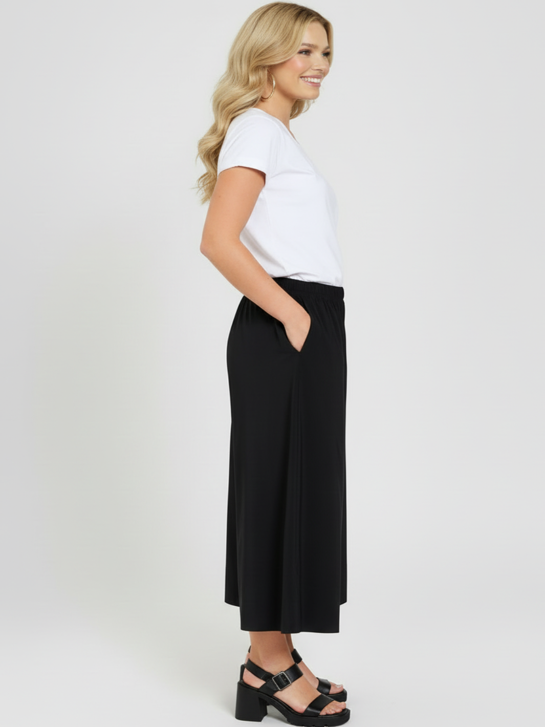 Freequent Wide Leg Bermuda Trousers In Black 206770-Nicola Ross