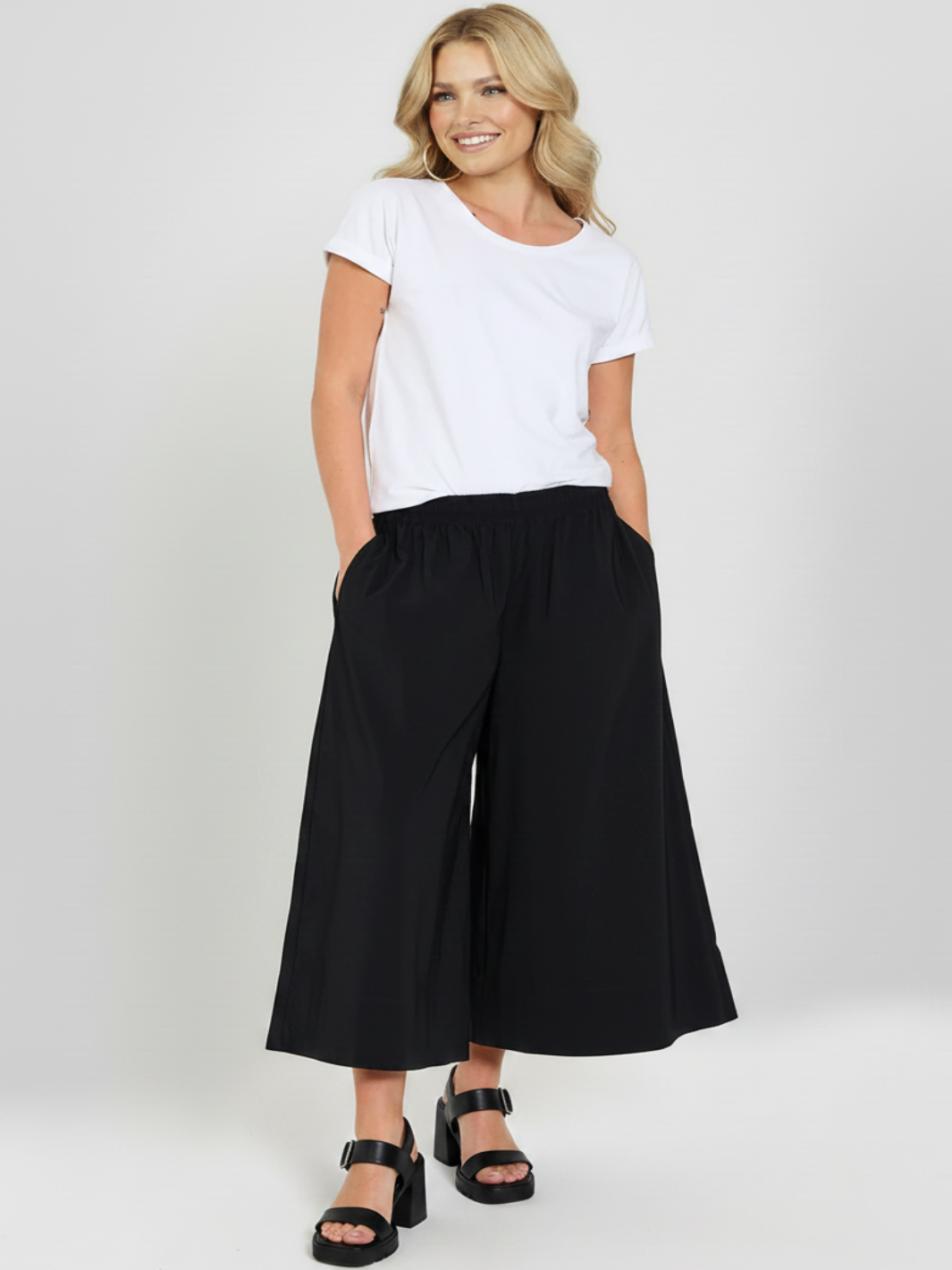 Freequent Wide Leg Bermuda Trousers In Black 206770-Nicola Ross