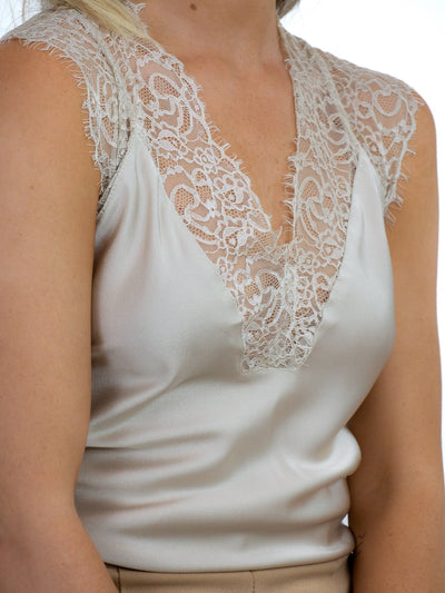 Kate & Pippa Lauren Lace Cami Top In Champagne-Nicola Ross